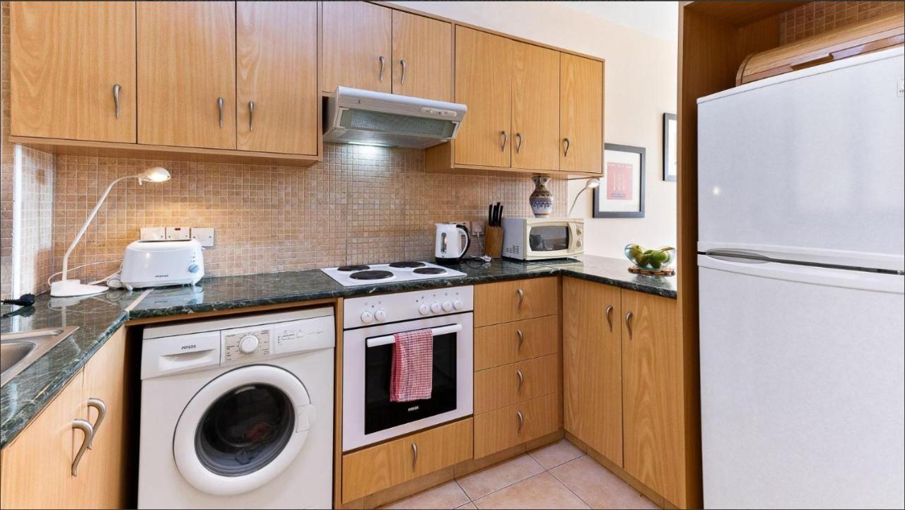 Spacious Contemporary Apartment ピッソウリ エクステリア 写真